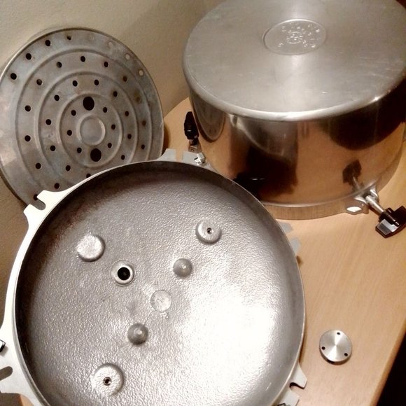 LIKE NEW!! All American 915 15.5 Qt. Pressure cooker - Picture 8 of 10